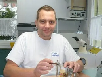 Martin Schorer, Zahntechniker, bei der Arbeit im Labor